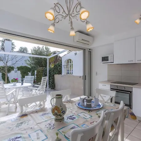 Meerblick Ferienhaus: Modernes Urlaubsdomizil Mit Terrasse