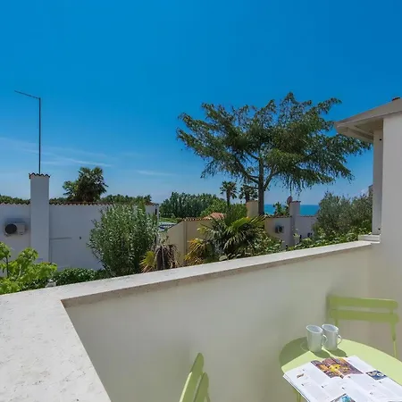 Meerblick Ferienhaus: Modernes Urlaubsdomizil Mit Terrasse